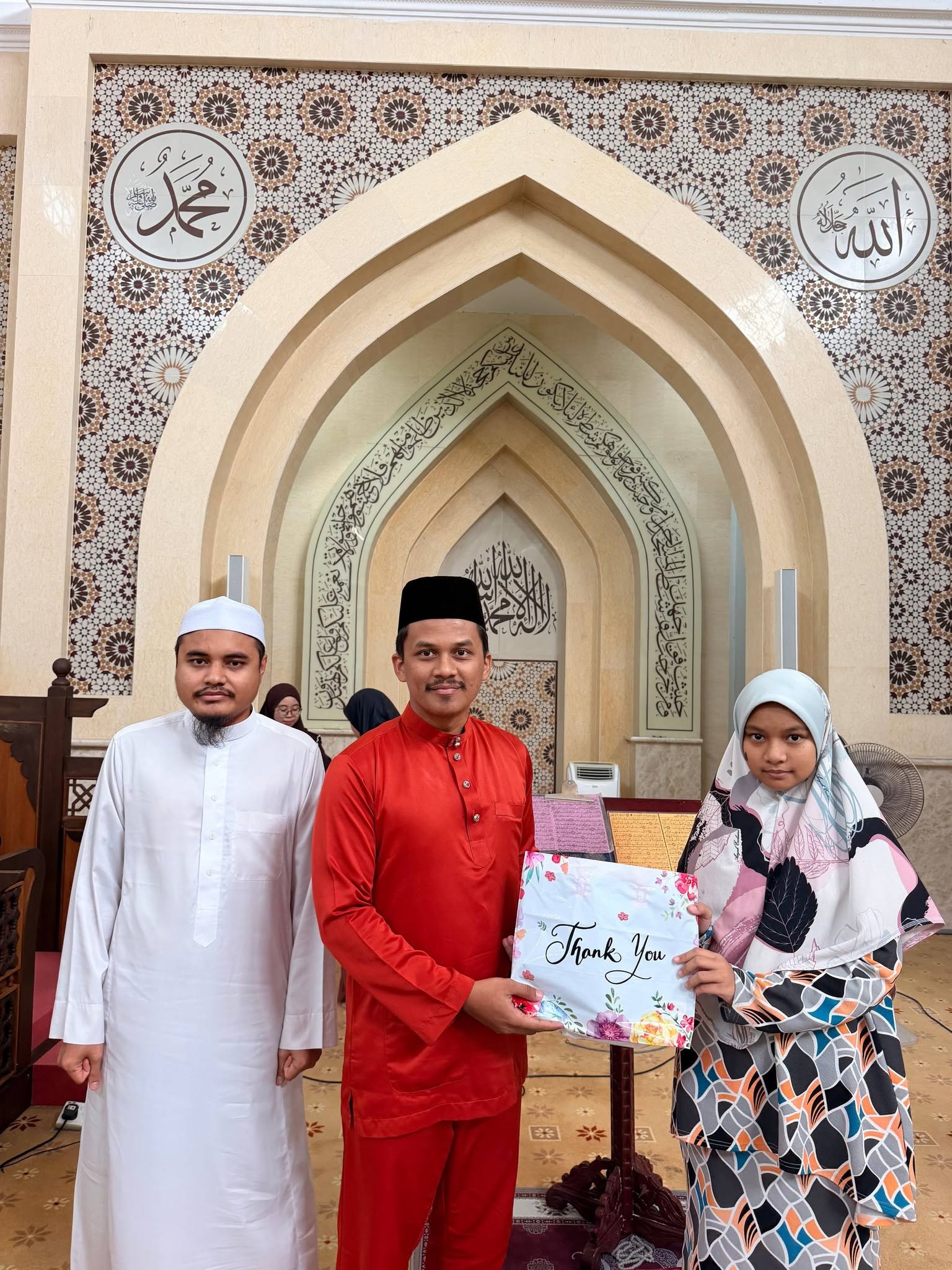 Detik kebersamaan murid dan warga SRIIKP dalam foto perkongsian sekolah